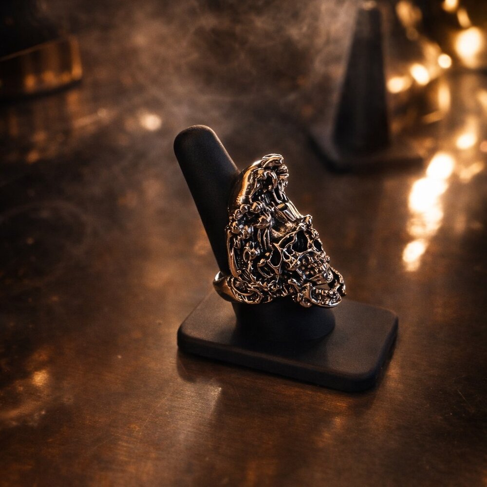Men’s Gothic Skull Ring in Stainless Steel - Picture 5 of 5